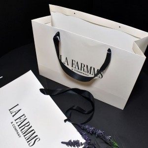 Elegante bolso kraft con asa de cinta